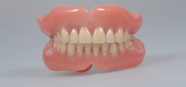 総入れ歯にするタイミングについて<br>〜残せる歯があるかどうか不安です。（50代女性）〜